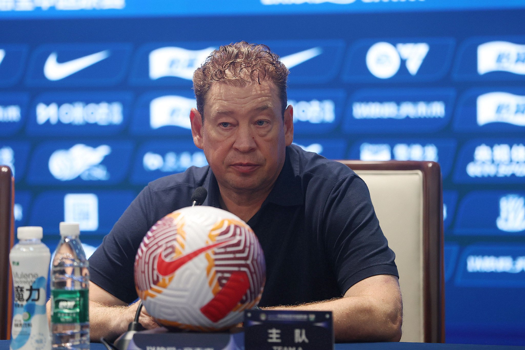 申花与主教练斯卢茨基续约新合同至2027年底(申花历任主教练)