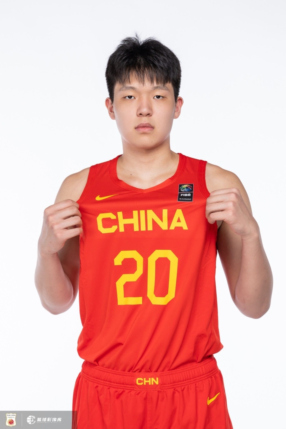 开云体育登录-首发+首分！杨瀚森首秀从容不迫用助攻惊艳全场(杨瀚森首秀赢得喝彩)