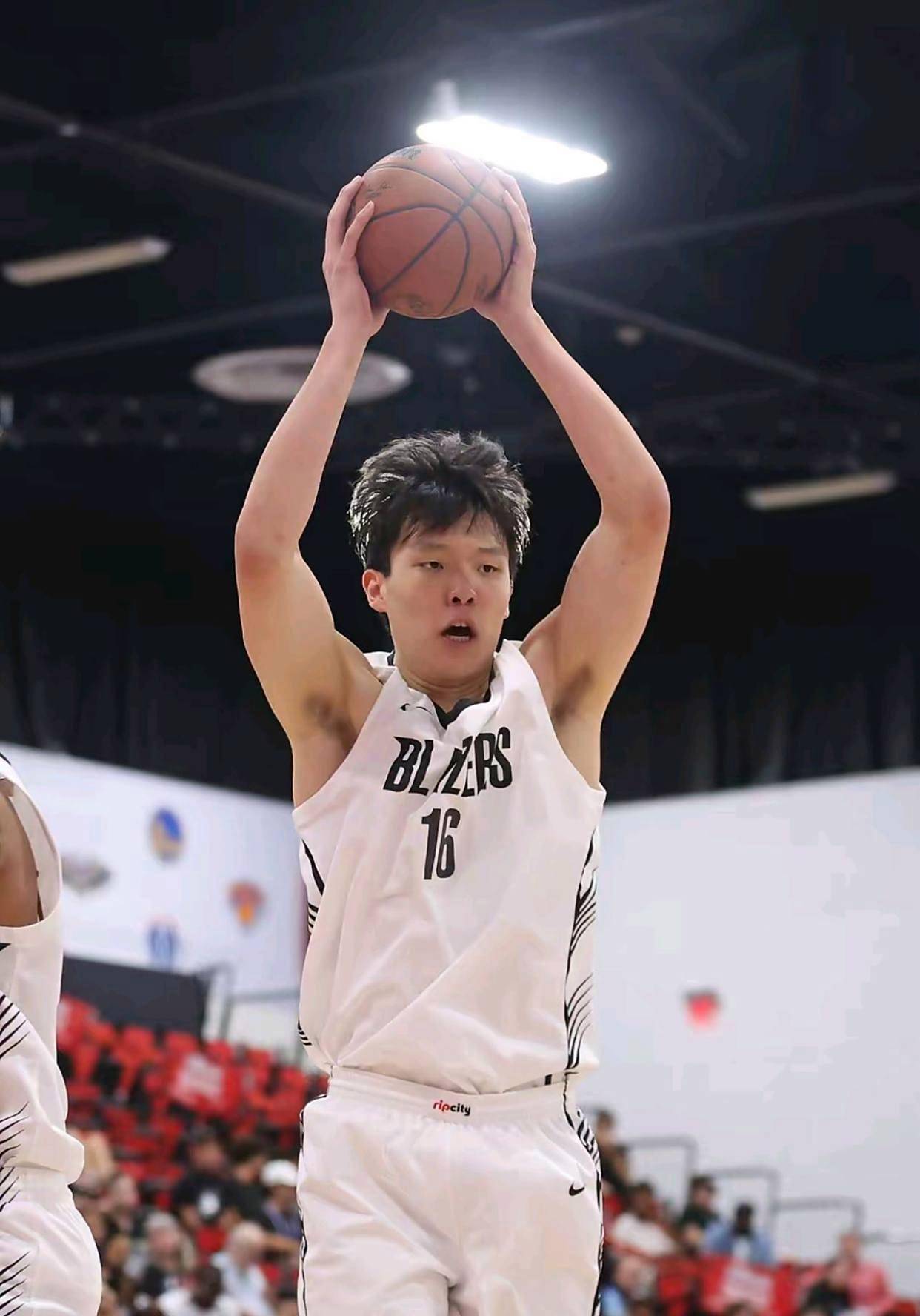 杨瀚森15分3板2帽NBA夏联开拓者击败鹈鹕(杨瀚森 篮球)