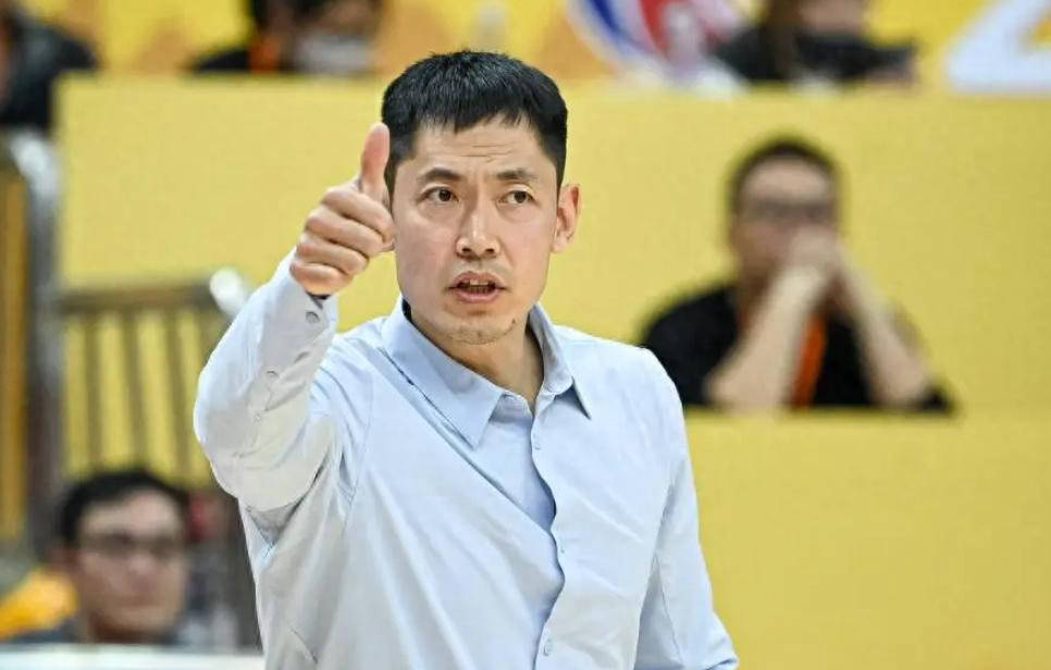 闵鹿蕾因个人原因辞职聘请张庆鹏担任主教练的简单介绍