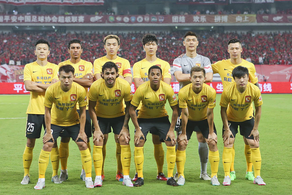冯潇霆回忆首次参加世俱杯：被拜仁揍得不行了(冯潇霆世青赛过人)